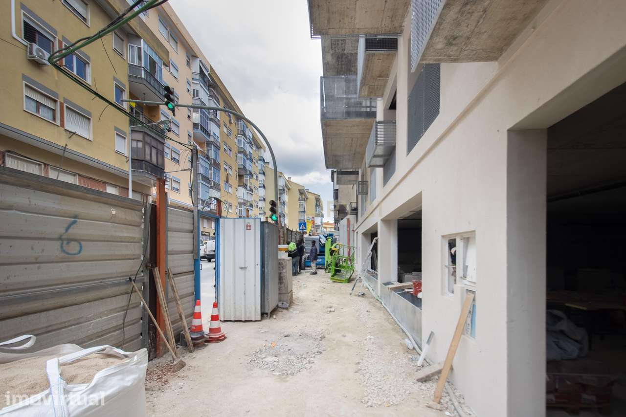 Loja nova em Sacavém | 398 m² | Planta livre - Grande imagem: 3/26