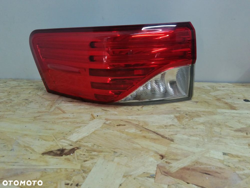TOYOTA AVENSIS T27 KOMBI LIFT 12-15 LAMPA LEWA TYŁ TYLNA