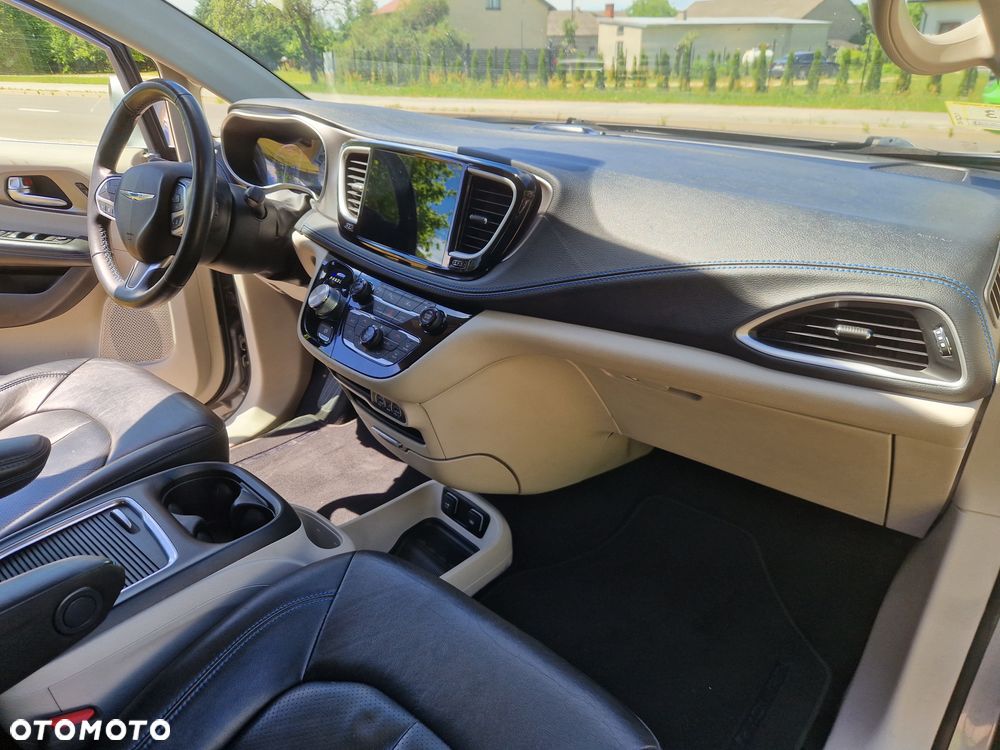 Chrysler Pacifica - 16