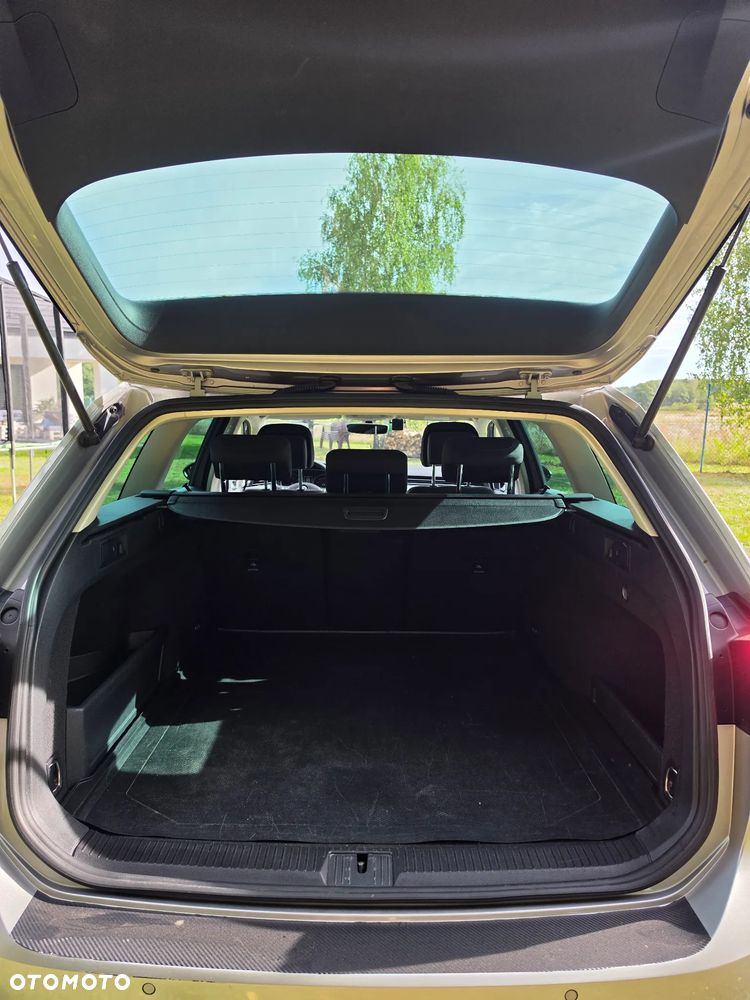 Volkswagen Passat 2.0 TDI SCR DSG Comfortline - 23