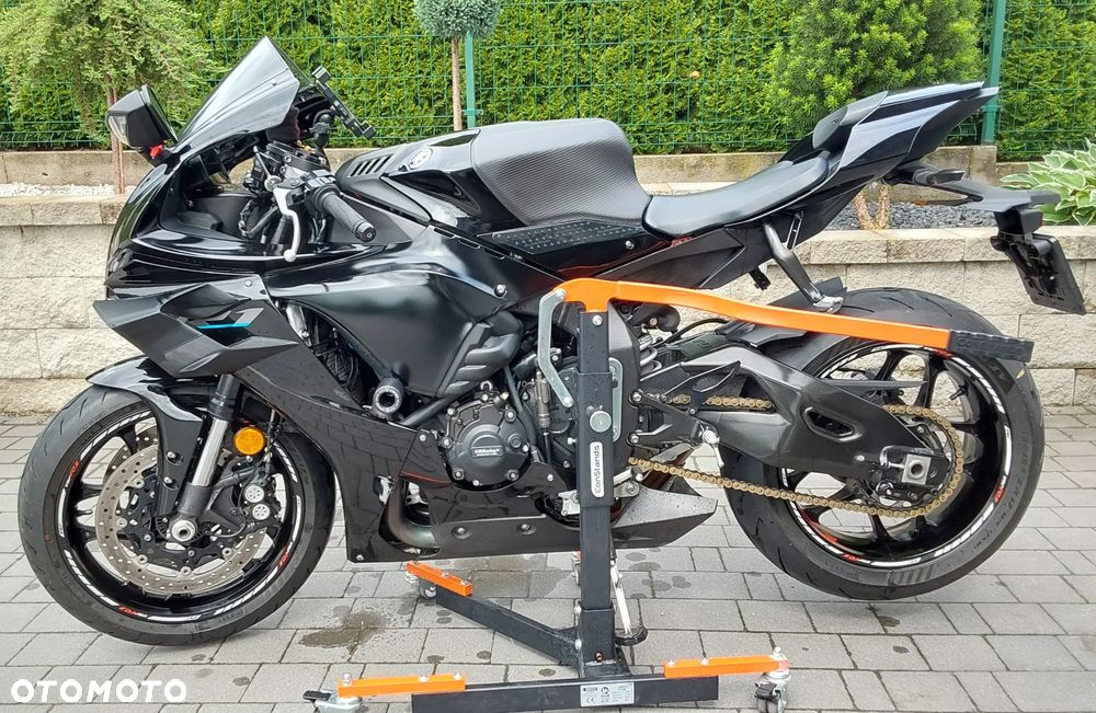 Yamaha R1 - 6