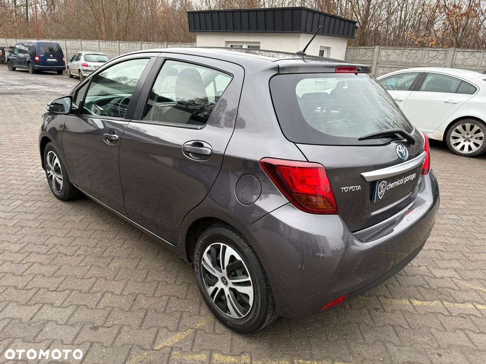 Toyota Yaris Hybrid 100 Dynamic - 13