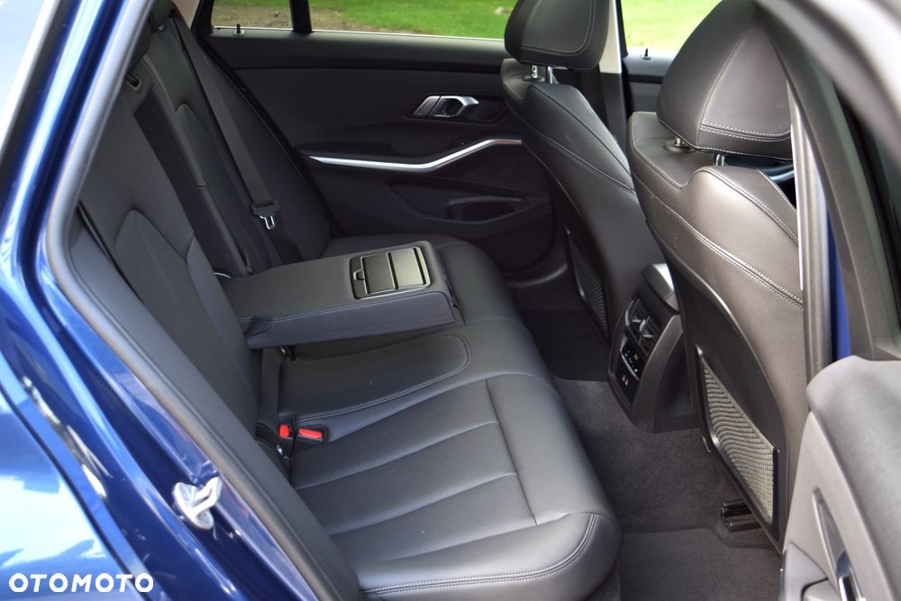 BMW Seria 3 320d xDrive Luxury Line sport - 22