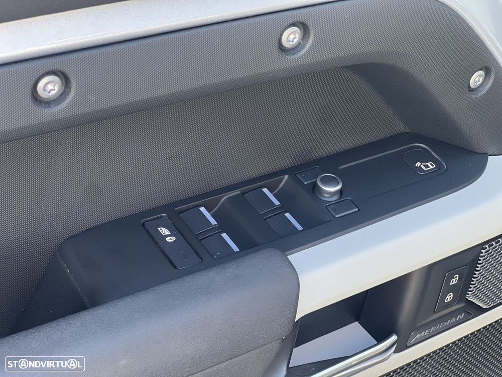 Land Rover Defender 110 D240 S - 11