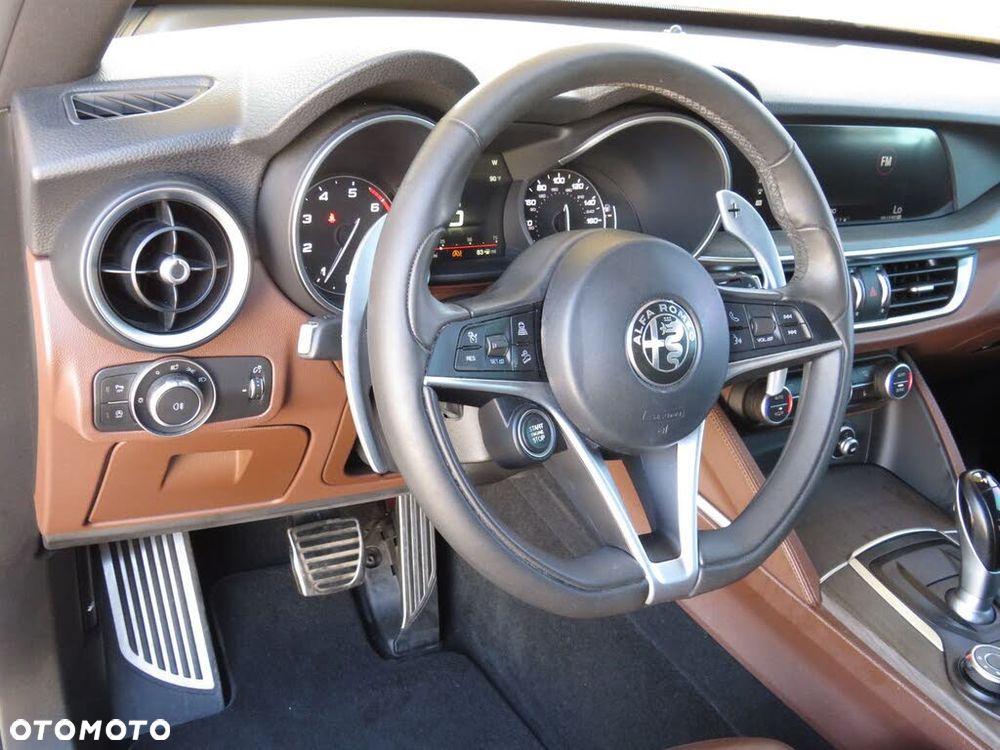 Alfa Romeo Stelvio 2.0 Turbo 16V AT8-Q4 Ti - 12