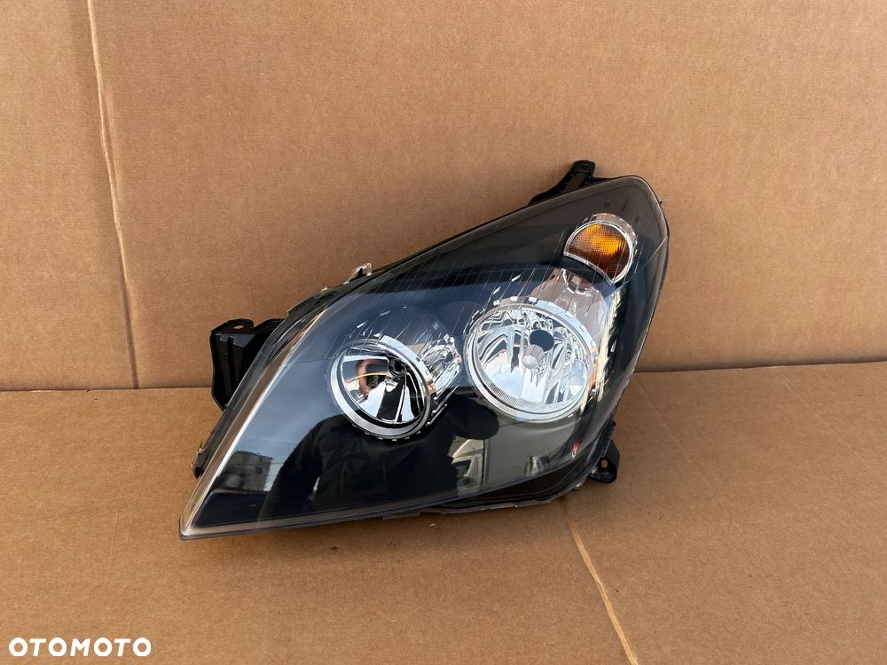 OPEL ASTRA H LAMPA REFLEKTOR LEWA PRZÓD 1EG270370-01