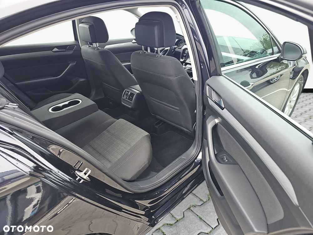 Volkswagen Passat - 32