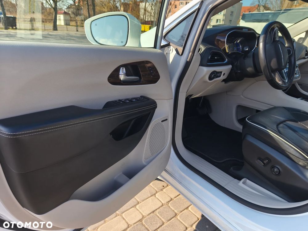 Chrysler Pacifica - 12