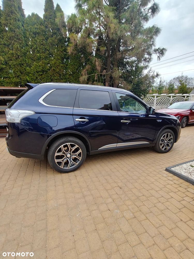 Mitsubishi Outlander - 2