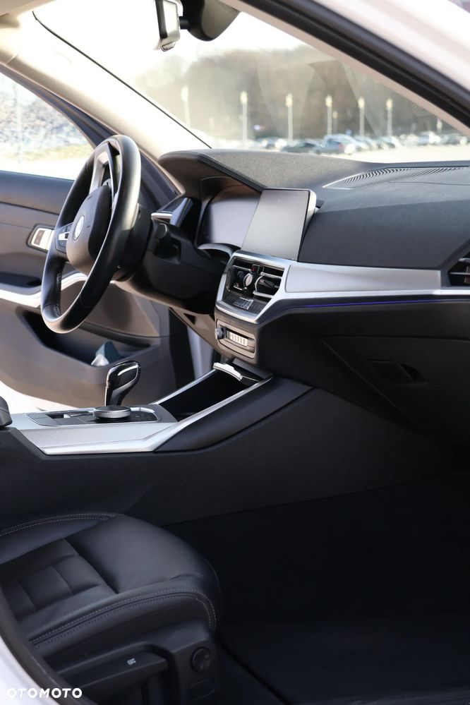 BMW Seria 3 320d xDrive Luxury Line - 22