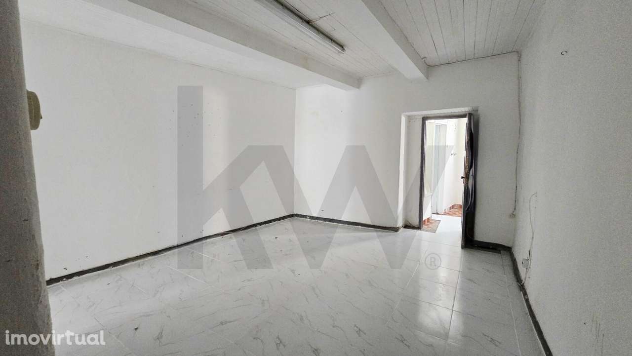 Moradia T3 de 3 Pisos no Centro da Ribeira Grande com Quintal - Grande imagem: 4/13