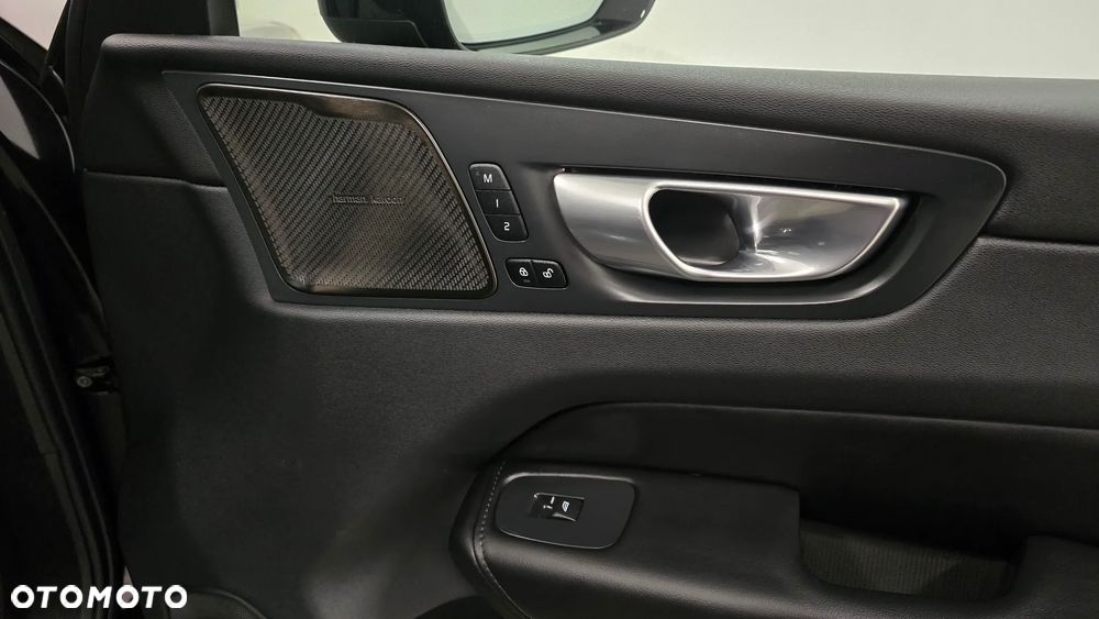 Volvo XC 60 B4 D Plus Dark - 18