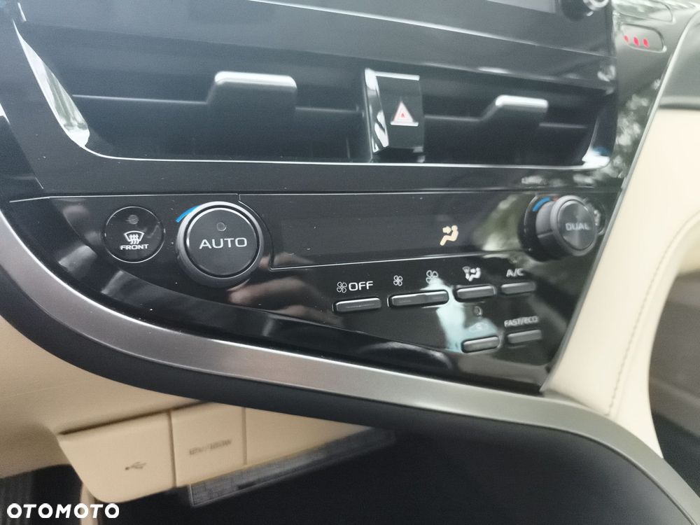 Toyota Camry 2.5 Hybrid Executive CVT - 26