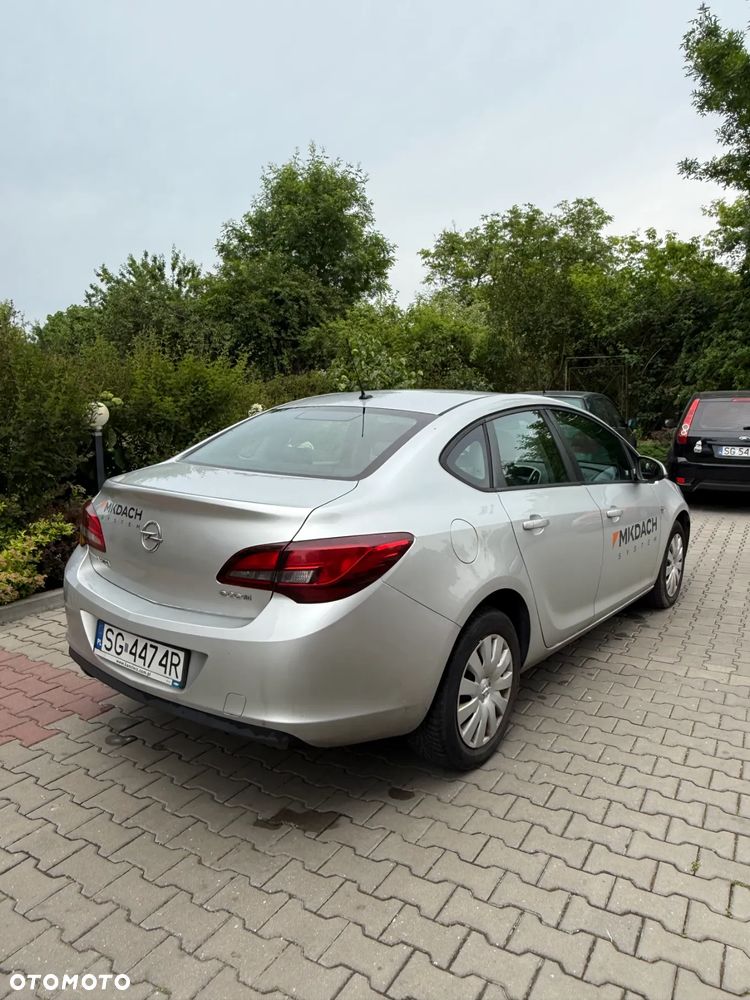Opel Astra IV 1.4 T Essentia EU6 - 1