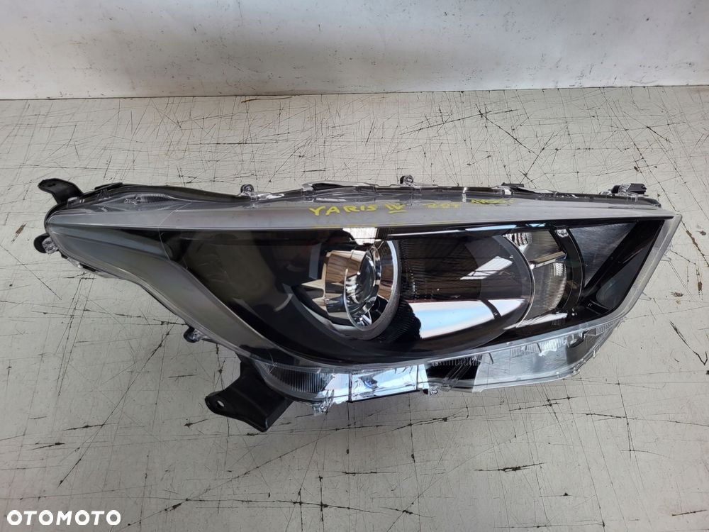 lampa przód przednia prawa toyota yaris iv 2020- - 1