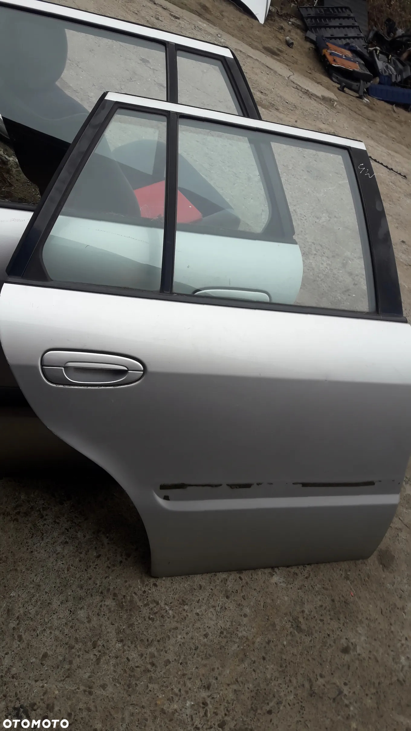Mazda 626 GW Kombi  Drzwi tylne prawe lewe szyba w kolor  18G - 7