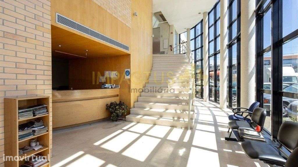 Armazém em terreno de 20 148m2 com bons acessos - Grande imagem: 3/10