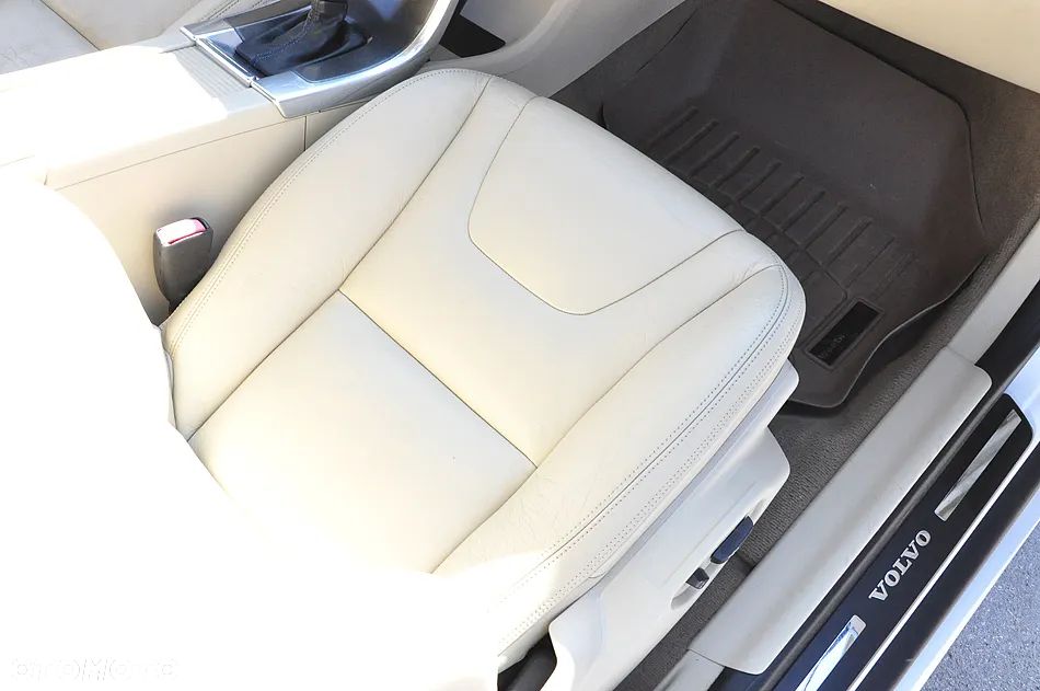 Volvo XC 60 T6 AWD Momentum - 26