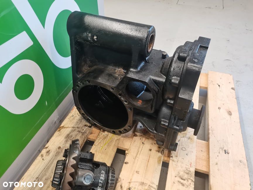Massey Ferguson 8947 {Środek mostu Spicer 14X32} - 8