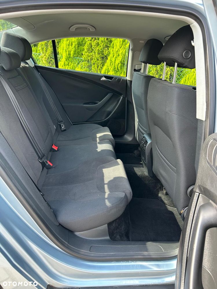 Volkswagen Passat 1.6 FSI Comfortline - 17