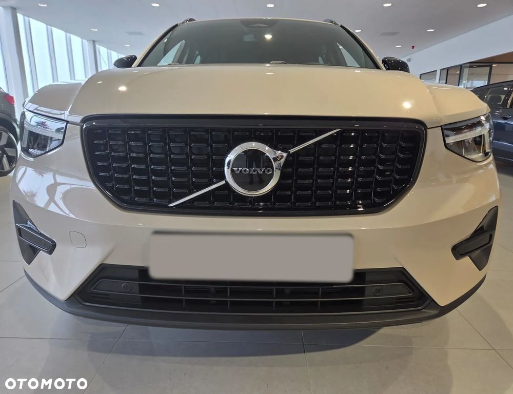 Volvo XC 40 B4 Plus Black Edition - 5