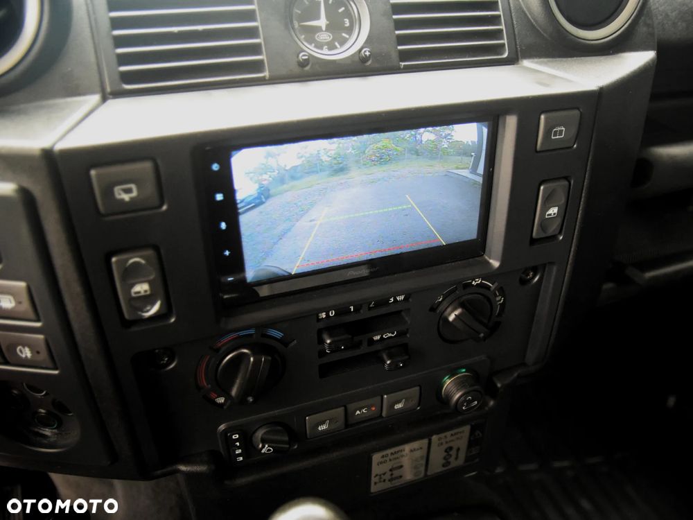 Land Rover Defender - 24