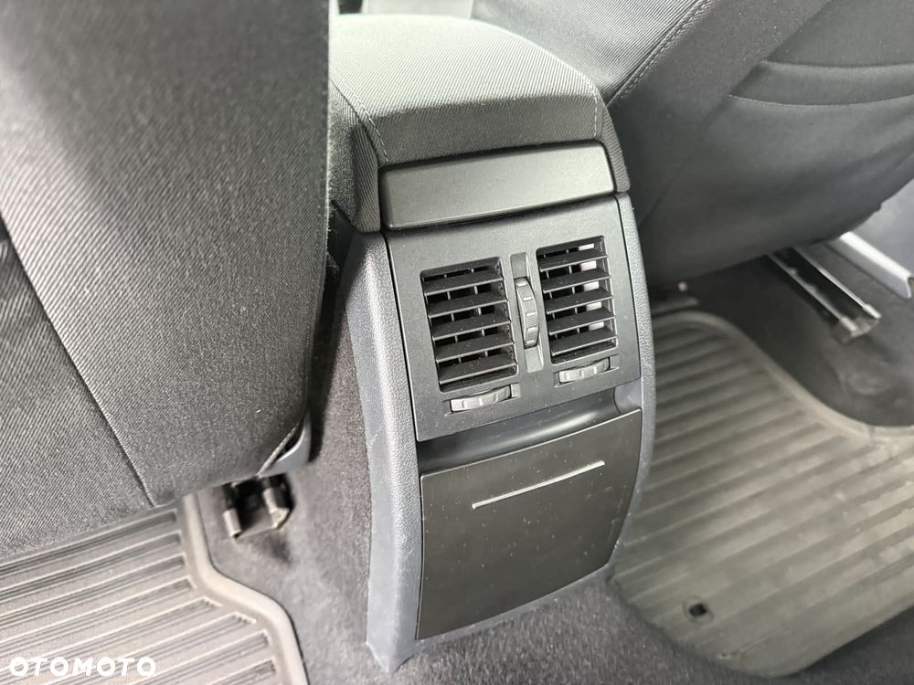 Skoda Octavia 1.6 Combi Ambiente - 19
