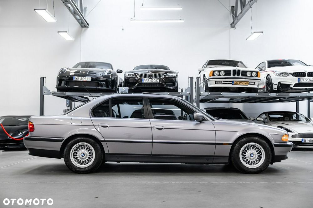 BMW Seria 7 740i V8 - 8