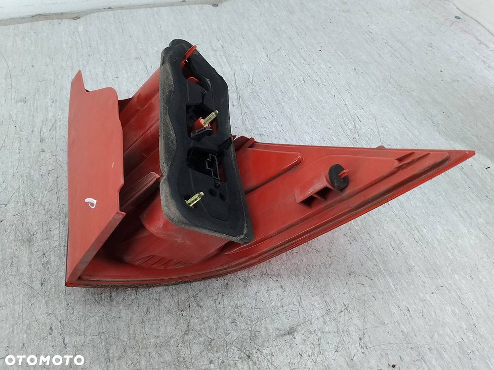 LAMPA TYLNA PRAWA PEUGEOT 1007 9646116880 89031533 HATCHBACK - 6