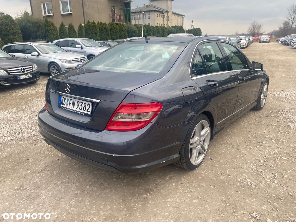 Mercedes-Benz Klasa C 180 CGI BlueEFFICIENCY Avantgarde - 36