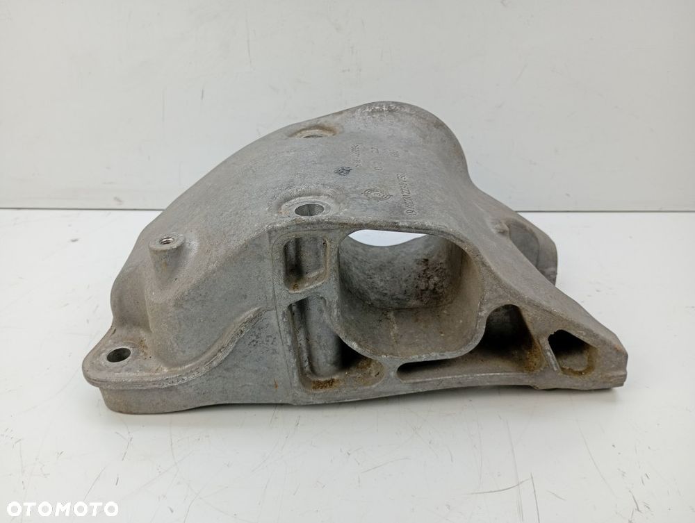 łapa wspornik podpora półosi mercedes W176 W246 A2702230138 - 3