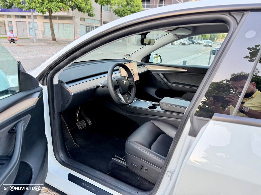 Tesla Model Y Long Range Dual Motor AWD - 17