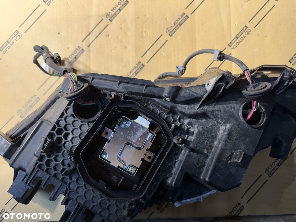 Lampa przednia prawa uszkodzona Lexus RX450h 12-15r. - 3