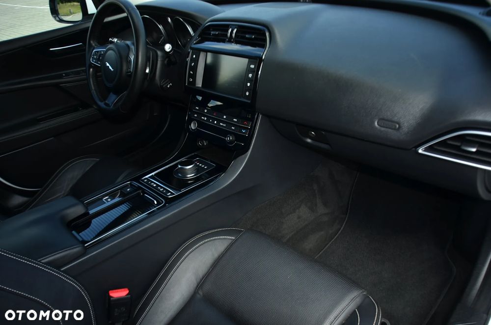 Jaguar XE 2.0 D Prestige - 24