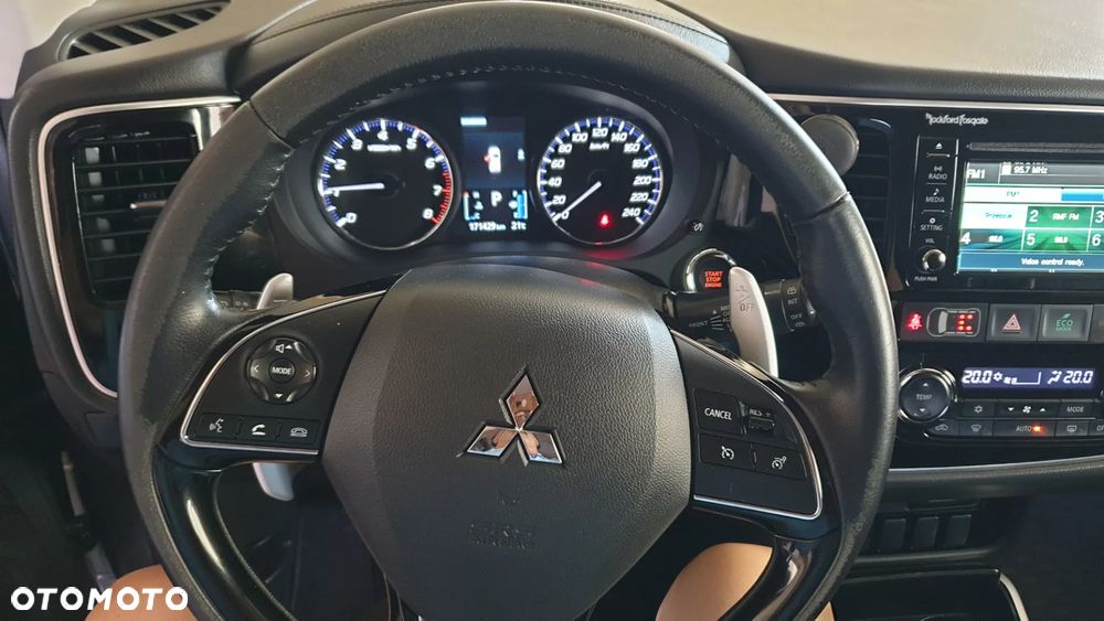 Mitsubishi Outlander 2.0 Instyle + 4WD CVT - 11