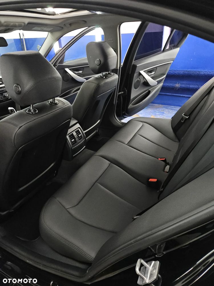 BMW Seria 3 320i GPF xDrive - 12