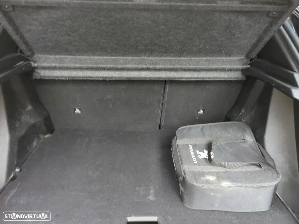 Peugeot e-2008 50 kWh GT - 11