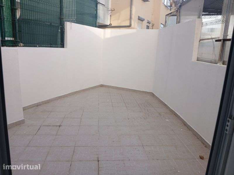 Arrendo T2 com pequeno quintal em Almada - Grande imagem: 4/11