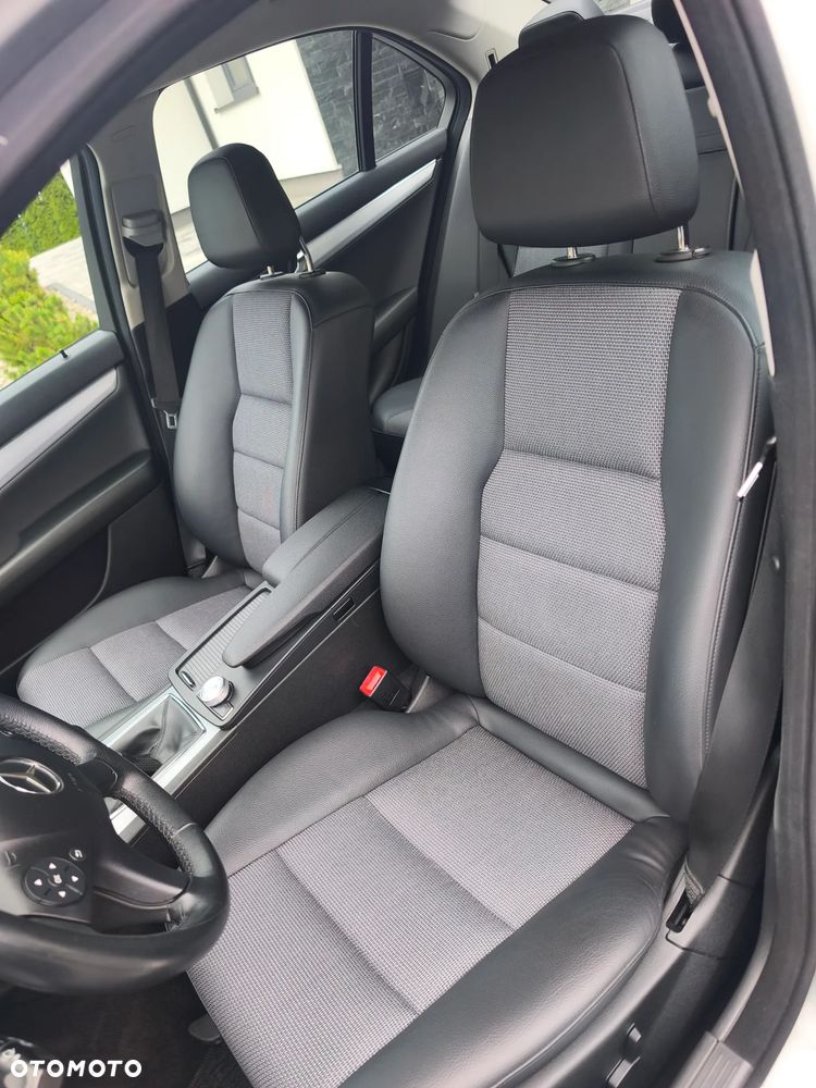 Mercedes-Benz Klasa C 180 CGI BlueEFFICIENCY Avantgarde - 23