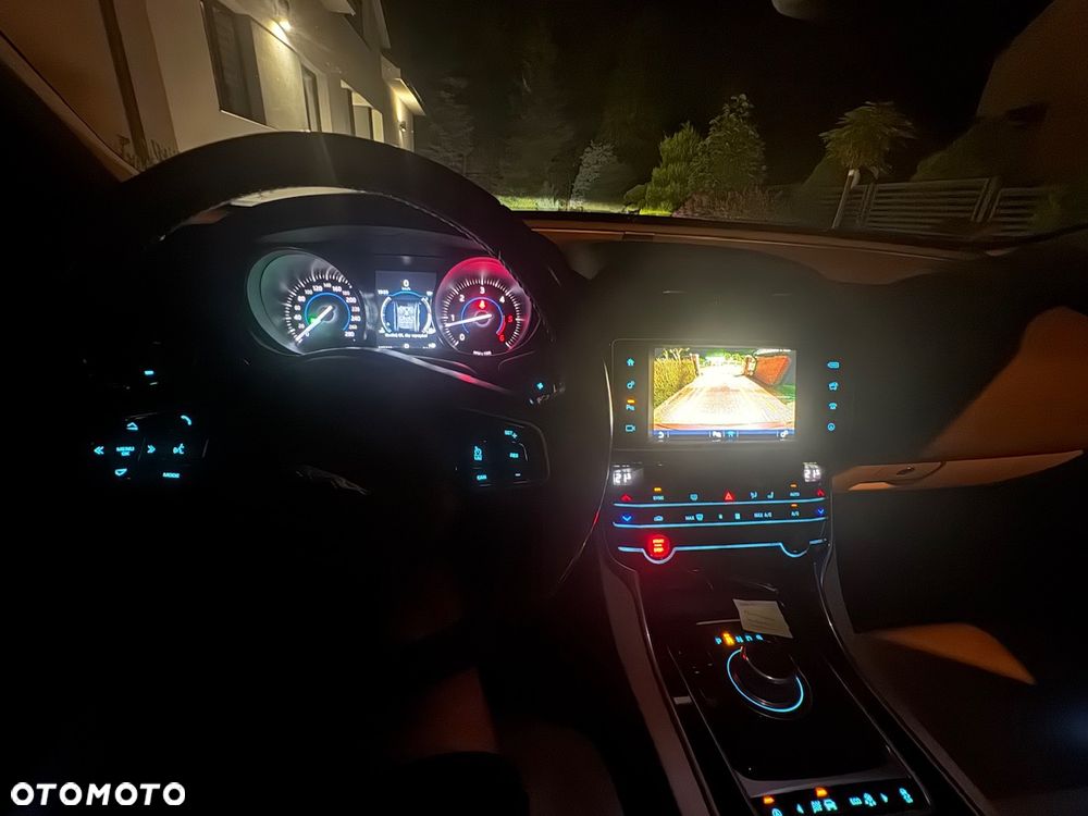 Jaguar XE 2.0 D Prestige - 19