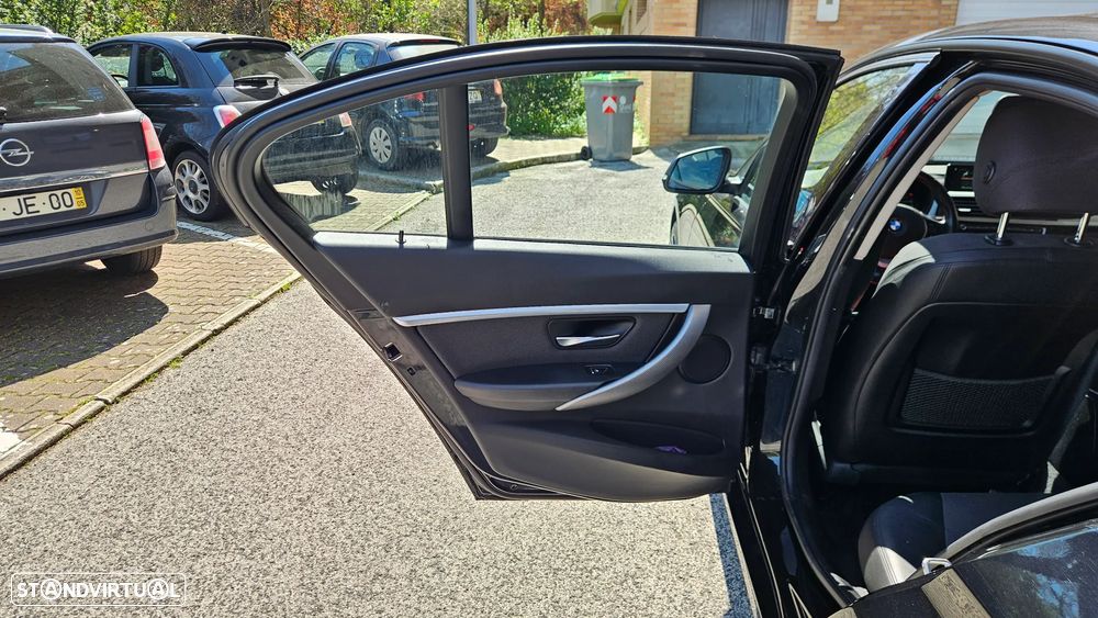 BMW 320 i Aut. Sport Line - 30