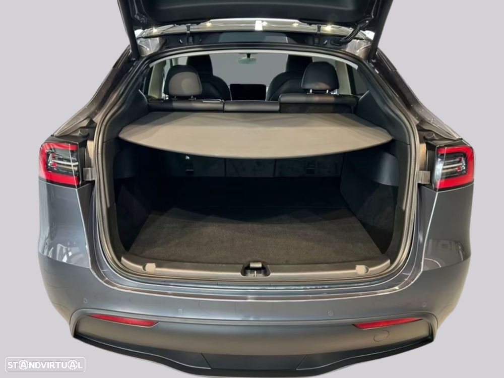 Tesla Model Y - 12