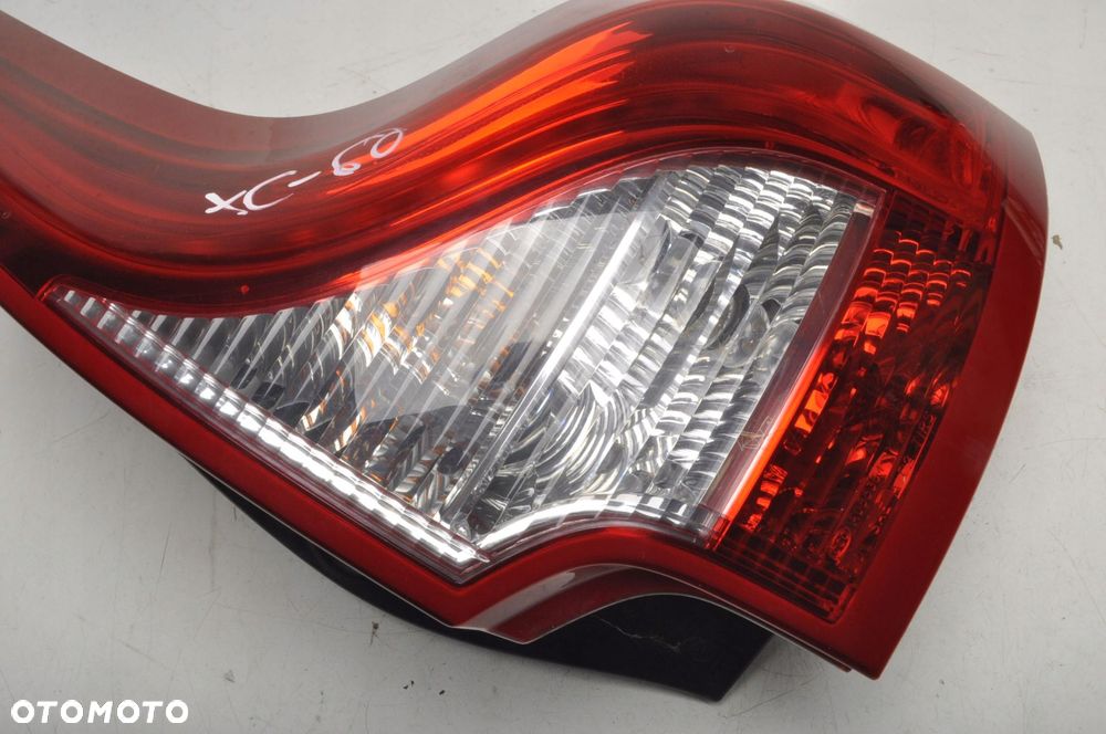 VOLVO XC60 I LAMPA PRAWA TYLNA PRAWY TYŁ 31323035 - 4