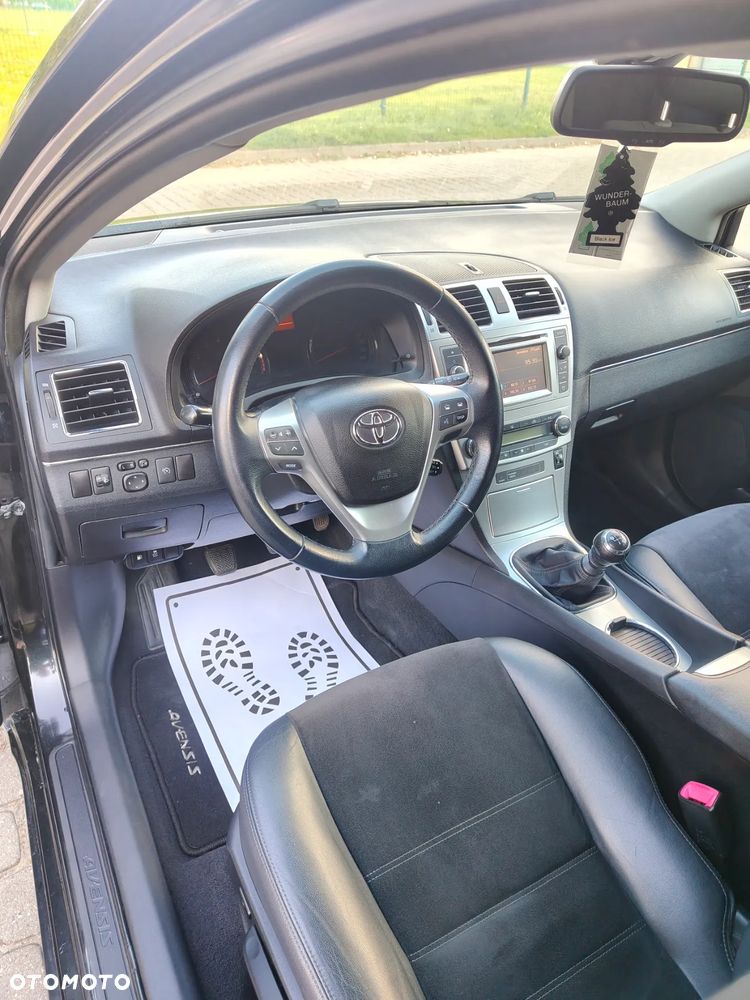 Toyota Avensis Combi 1.8 Executive - 8