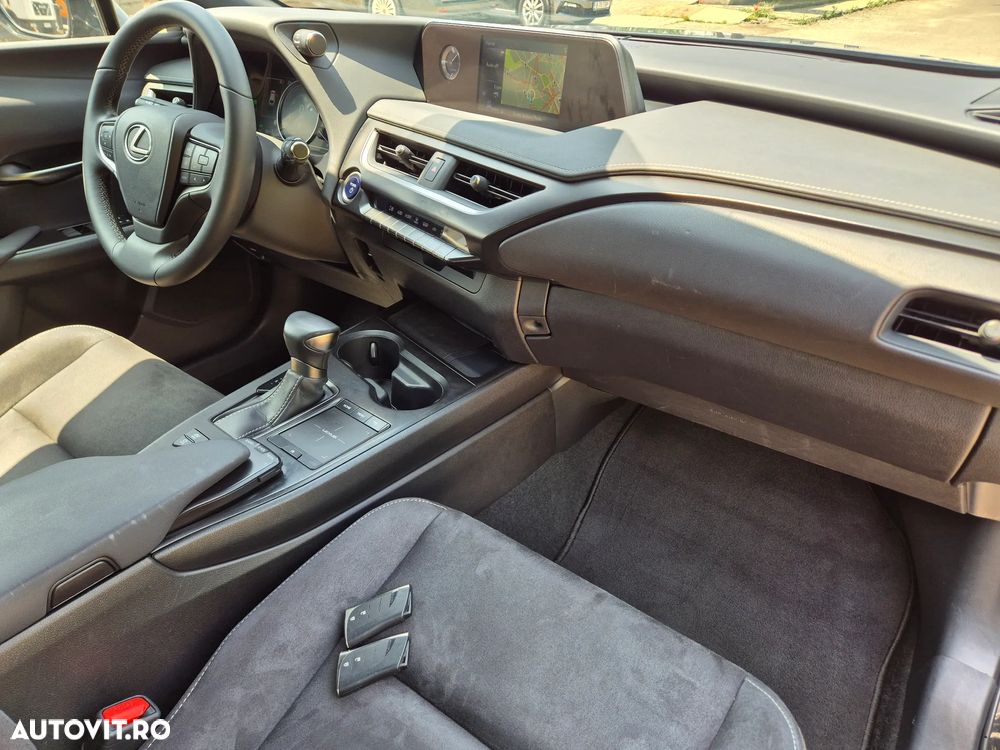 Lexus UX ver-250h-2-0l-hev-20h---178-hp-4x2-cvt-business - 24