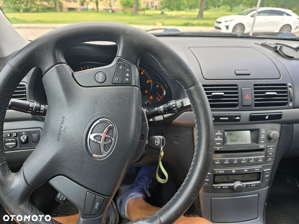 Toyota Avensis 2.0 D-4D - 10