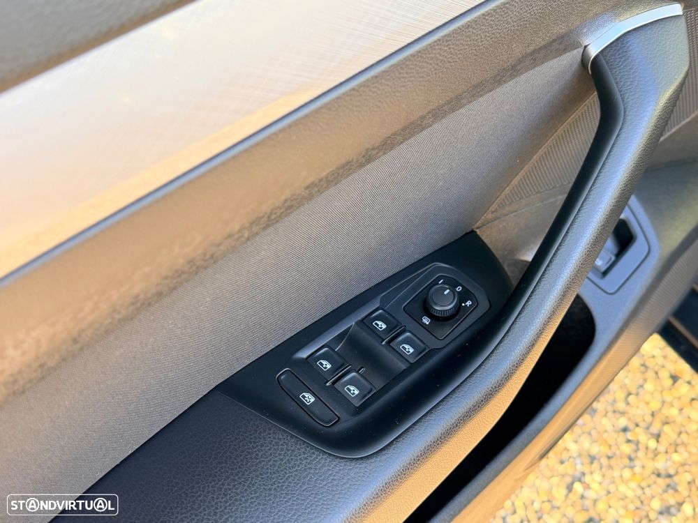 VW Passat Variant 2.0 TDi Business DSG - 12