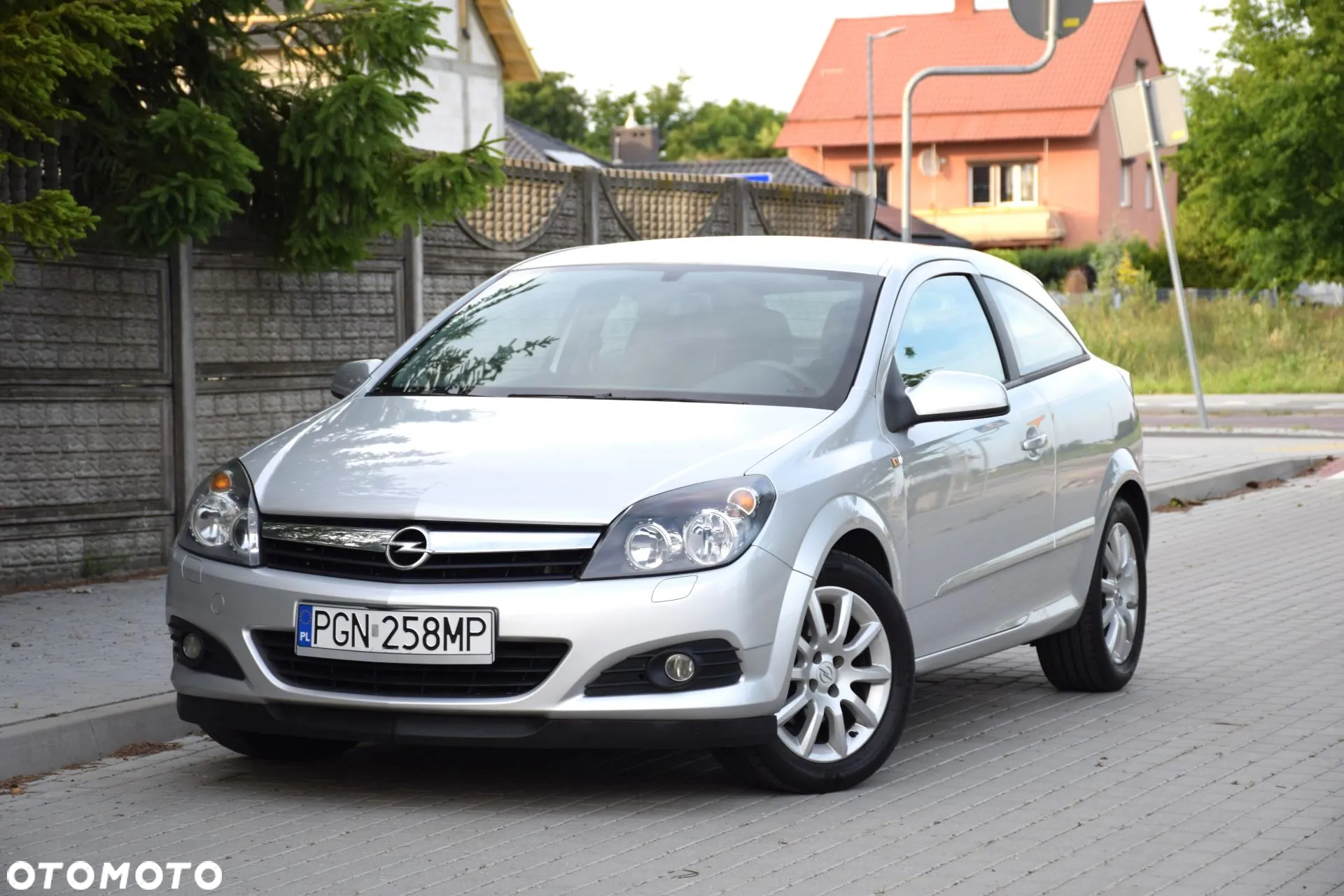 Opel Astra III GTC 1.6 Cosmo - 3