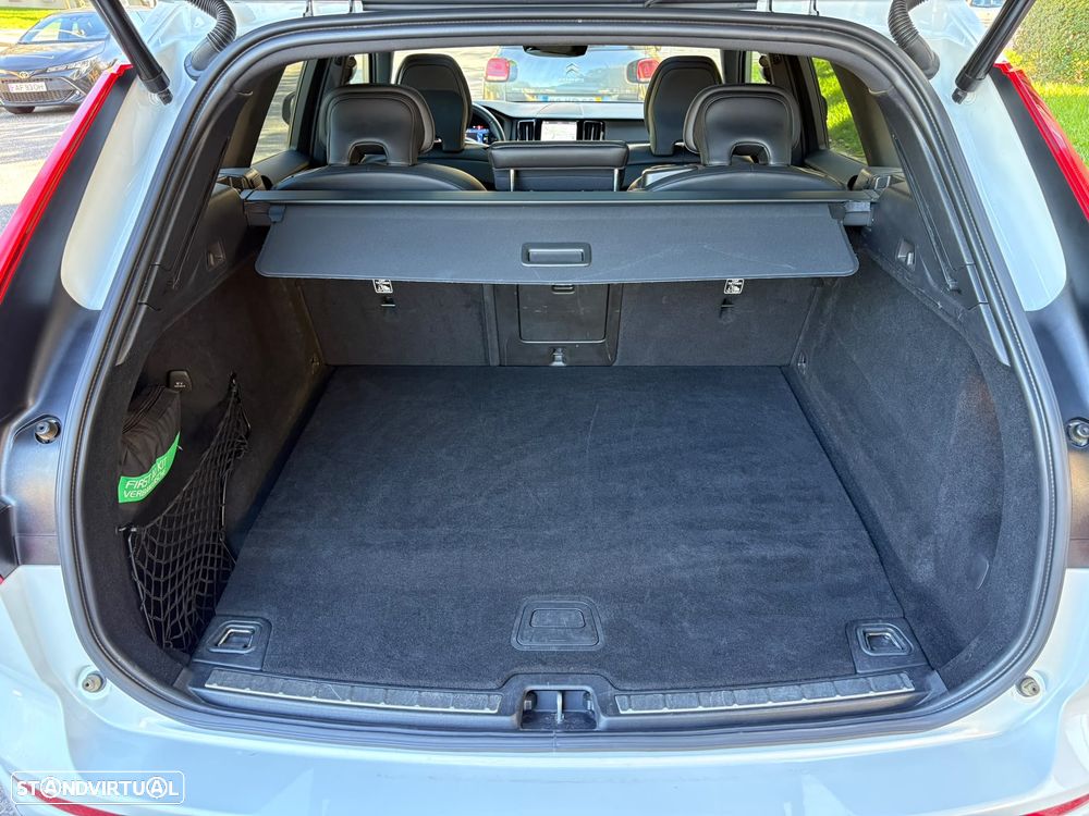 Volvo XC 60 2.0 T6 PHEV R-Design AWD - 34