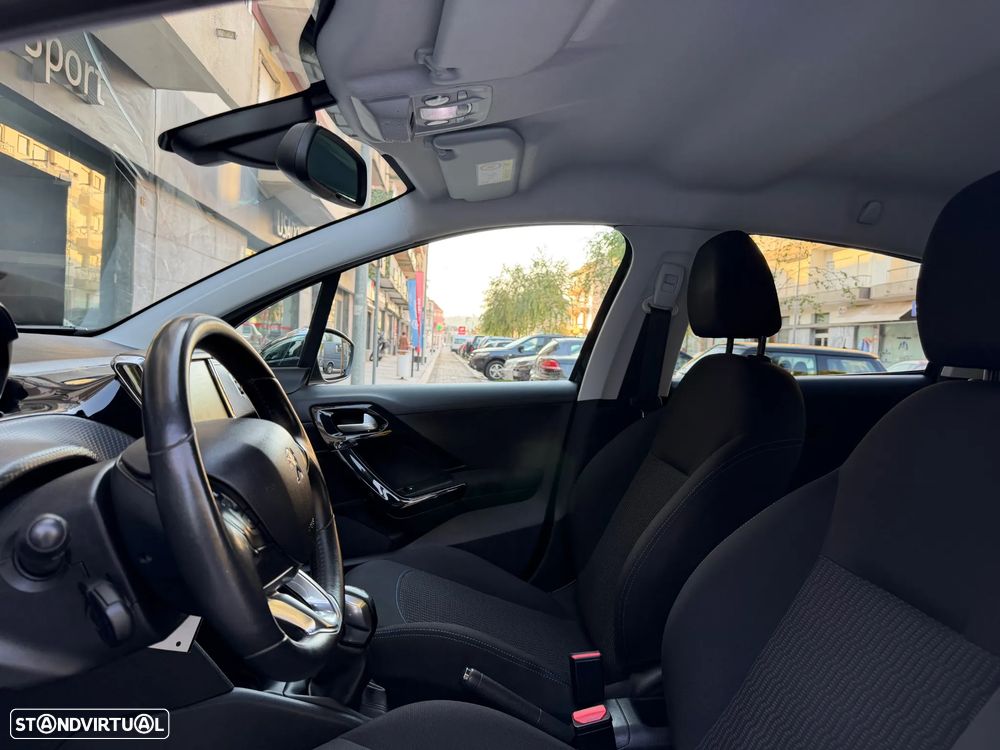 Peugeot 208 1.2 PureTech Signature - 23